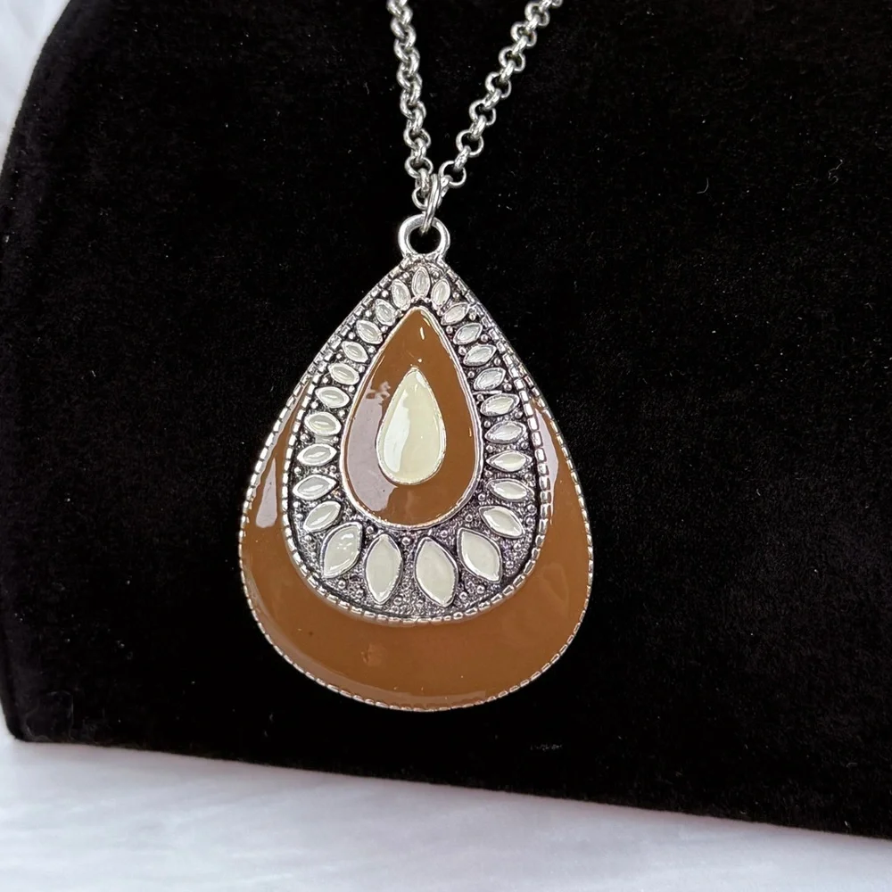 Aged Silvertone cream and taupe accent pendant necklace